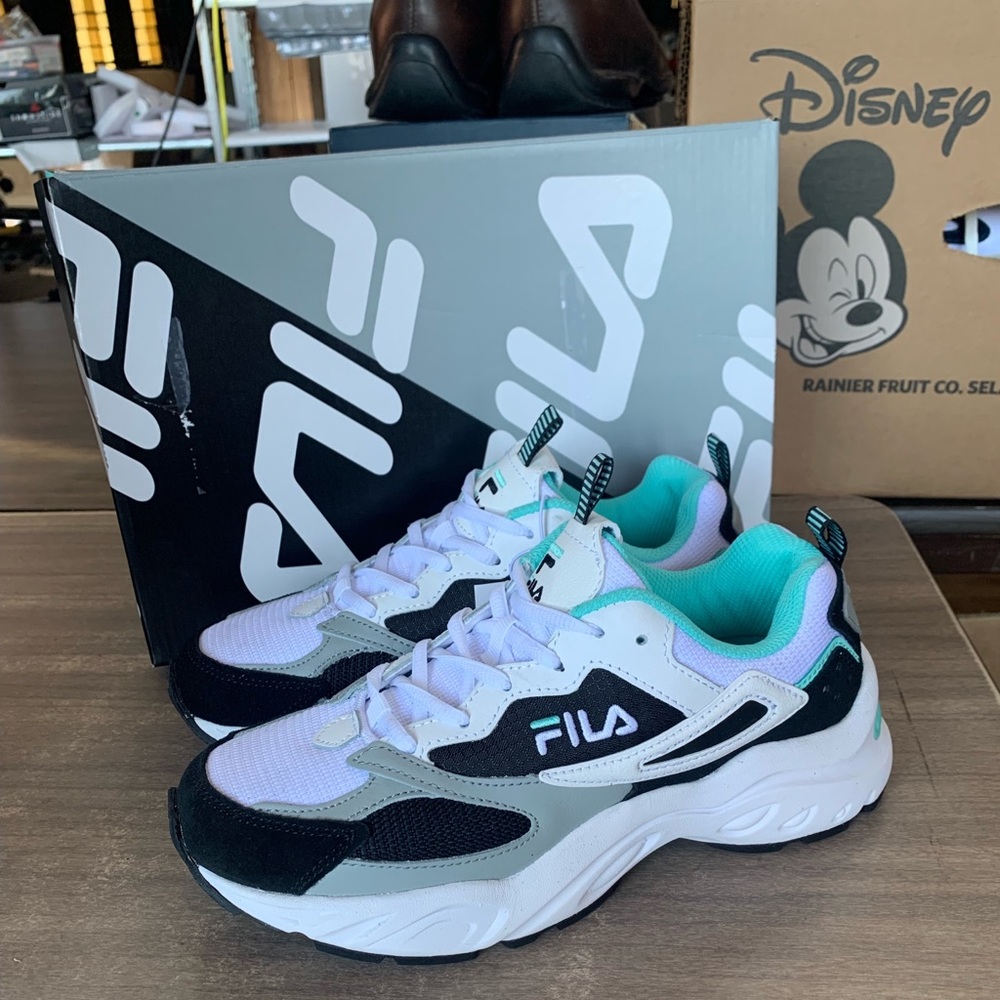 NWT Womens Fila Envision Athletic Running Shoe Mint